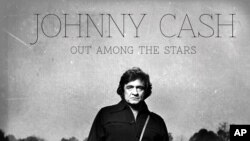 Esta foto provista por Columbia/Legacy muestra el álbum de Johnny Cash "Out Among the Stars," que salió al mercado este martes.