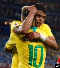 El brasileño Thiago Silva, de cara hacia la cámara, celebra con su compañero Neymar después de anotar el segundo gol de su equipo durante el partido del grupo E entre Serbia y Brasil, en la Copa Mundial de fútbol 2018 en el Estadio Spartak en Moscú, Rusia, el miércoles 27 de junio de 2018.