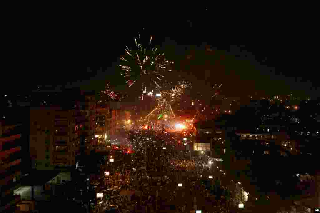 3일 이집트 군부가 무르시 대통령직 박탈을 발표한 후 카이로의 대통령궁 앞에서 불꽃이 터지고 있다. 