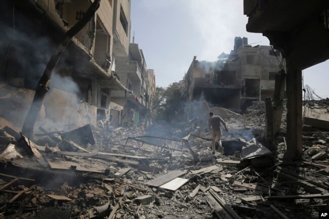 Warga Palestina melihat dampak pengeboman Israel di kamp pengungsi Nuseirat, Jalur Gaza, Sabtu, 8 Juni 2024. (Foto: AP)
