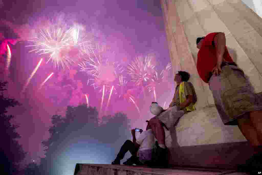 Pertunjukan kembang api dalam perayaan Hari Kemerdekaan AS tampak dari monumen Lincoln Memorial di atas Sungai Potomac, Washington, Kamis, 4 Juli 2019. (Foto: AP)