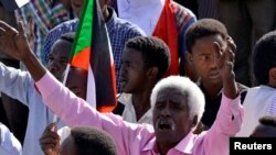 Wani dan aksar Sudan a lokacin yana murnar saukar Ministan tsrao Awad Ibn Auf daga mukaminsa a Khartoun ranar 13 ga watan Afrilu 2019.