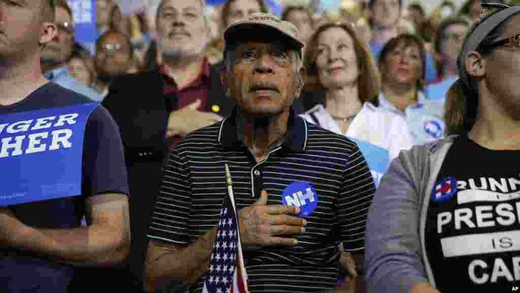 Wafuasi wa Hillary Clinton na Bernie Sanders waimba wimbo wa taifa wakati wa mkutano huko Portsmouth, Julai 12, 2016,