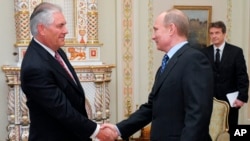Thủ tướng Nga Putin (phải) bắt tay ông Tillerson, chủ tịch kiêm TGĐ Exxon Mobil ở ngoại ô Moscow (ảnh tư liệu,16/4/2012)