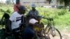 Les personnes vivant avec handicap taillent bavette à Kanvinvira, Sud-Kivu, 12 décembre 2017. (VOA/Ernest Muhero).