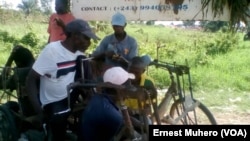 Les personnes vivant avec handicap taillent bavette à Kanvinvira, Sud-Kivu, 12 décembre 2017. (VOA/Ernest Muhero).