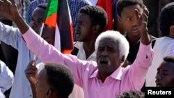 Un manifestant soudanais célèbre la démission du ministre, Awad Ibn Auf, à la tête du conseil militaire, à Khartoum, au Soudan, le 13 avril 2019. REUTERS / Stringer 