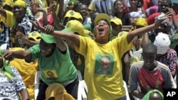 Supporters of Tanzanian ruling party, Chama Cha Mapinduzi welcoming President Jakaya Kikwete before addressing a rally