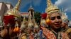 Para penari tradisional berdiri di dekat kereta kerajaan &quot;Great Victory Royal Chariot&quot; yang akan membawa jenazah Raja Bhumibol Adulyadej dalam guci berhias raksasa ke lokasi kremasi di Bangkok, Thailand, 21 September 2017.