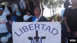 “Casa por cárcel no es libertad”, “el pueblo unido jamás será vencido”, gritaban en coro los manifestantes. 