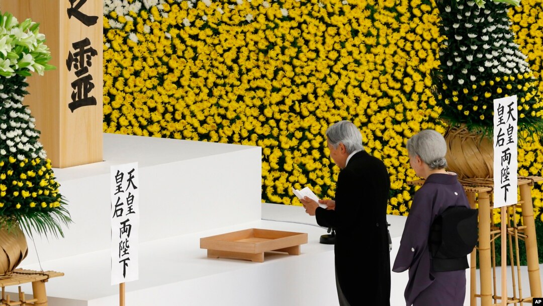 Nhật hoàng và hoàng hậu tại một buổi lễ tưởng niệm tại Tokyo năm 2017.