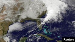 ພາບຖ່າຍທາງດາວທຽມຂອງອົງການ NASA ສະແດງໃຫ້ເຫັນ ພາບພາຍຸລະດູໜາວທີ່ຮ້າຍກາດ ກໍາລັງເຄື່ອນເຂົ້າສູ່ ພາກຕາເວັນອອກສຽງເໜືອຂອງສະຫະລັດ ໃນວັນພຸດວານນີ້, ທີ
26 ທັນວາ 2012