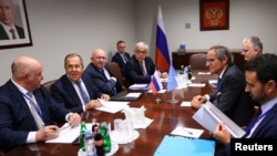 라파엘 그로시(오른쪽 두번째) 국제원자력기구(IAEA) 사무총장과 세르게이 라브로프(왼쪽 두번째) 러시아 외무장관이 지난해 9월 미국 뉴욕에서 회동하고 있다. (자료사진)