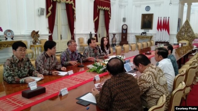 Presiden Jokowi menerima delegasi Hyundai Motors Groups di Istana Negara, Jakarta, Kamis (25/7) (Foto: Biro Setpres)