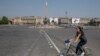 Une femme traverse la place de la Concorde à Paris, en France, pendant qu'elle fait du vélo durant confinement à l'échelle nationale pour contrer le nouveau coronavirus. à Paris, vendredi 10 avril 2020. (AP Photo / Michel Euler)