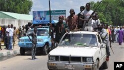 ‘Yan sintiri da Mafarauta, rike da bindigogi sun taru kofar fadar Sarki a Maiduguri, 4 ga Satumba 2014.