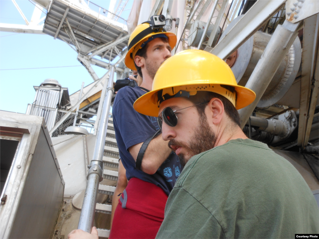 Reboot team members at Arecibo Observatory monitor equipment on the radio telescope. ( ISEE-3 Reboot Project)