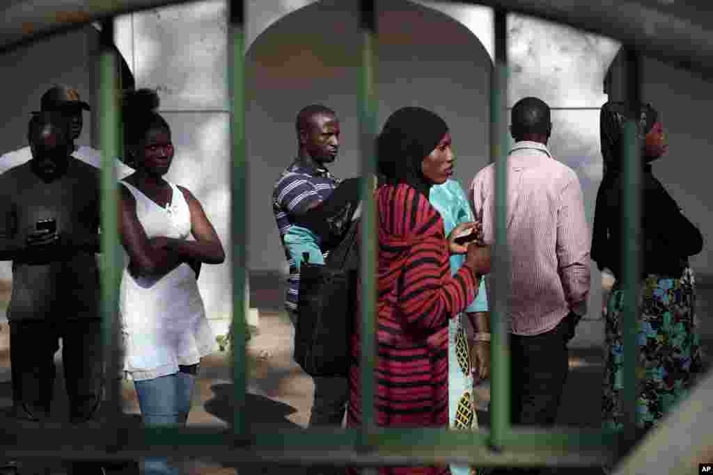 Des électeurs gambiens attendent en file voter pour leur président, à Banjul, 1er décembre 2016.