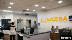 Seorang staff masuk ke kantor Al Jazeera di Yerusalem, 13 Juni 2017.