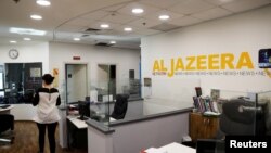 半岛电视台的一名工作人员在驻耶路撒冷的半岛电视台办公室里行走。（2017年6月13日）