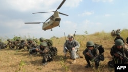 지난해 4월 마닐라 인근 훈련 시설에서 필리핀 육군 병사들이 미군 병사(가운데)의 지도에 따라 합동훈련에 참가하고 있다.