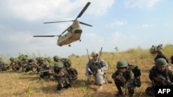 20일 필리핀 마닐라 인근 군사기지에서 미군과 필리핀군이 합동 공중강습훈련을 벌이고 있다.