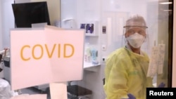 Seorang staf medis merawat seorang pasien virus corona (COVID-19) di unit perawatan intensif di Rumah Sakit CHIREC Delta di Brussel, Belgia, 18 April 2020.