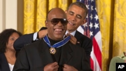 Musisi/penyanyi Stevie Wonder menerima penghargaan Medali Kemerdekaan dari Presiden AS Barack Obama di Gedung Putih, 2014.