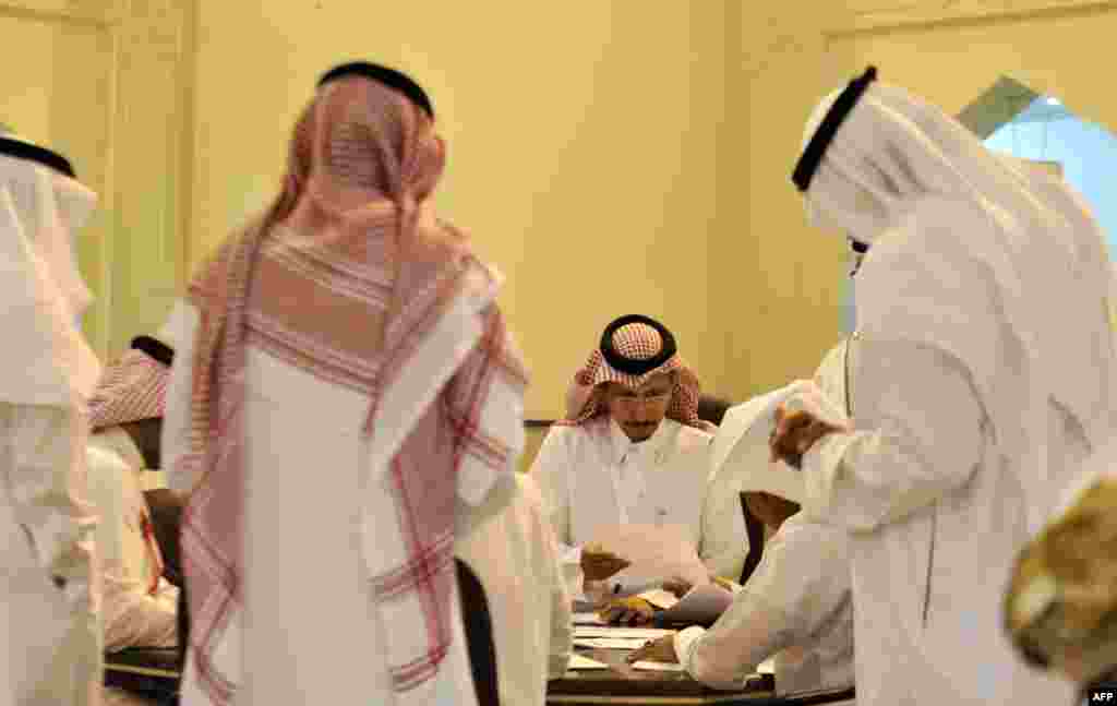 Pengurus pemilihan Saudi menghitung suara pemilihan dewan kota, 12 Desember 2015 di Jeddah.