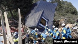 Rescatistas trabajan en busca de supervivientes en una casa dañada por un deslizamiento de tierra causado por un terremoto en la población de Atsuma, Hokkaido, Japón, el jueves, 6 de septiembre de 2018.