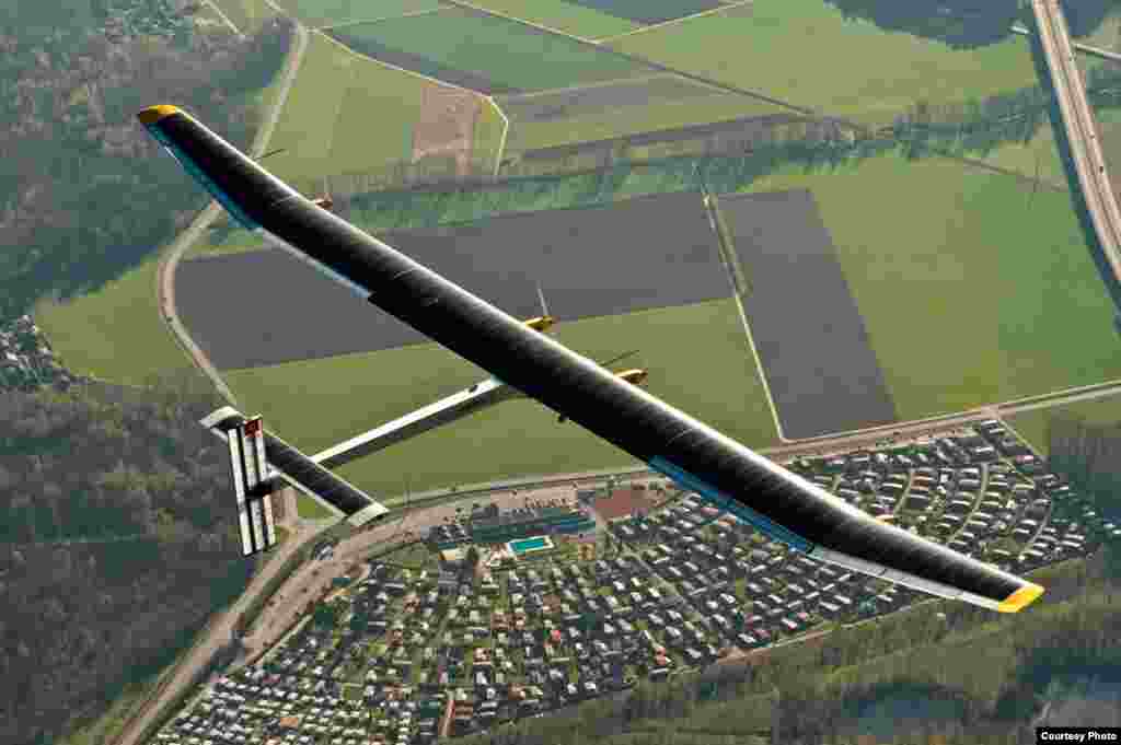 "Solar Impulse" над Швейцарією, 2011. (Jean Revillard/Rezo.ch)