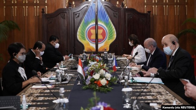Menlu Retno Marsudi berbincang dengan Menlu Prancis Jean-Yves Le Drian di Jakarta, 24 November 2021. (Foto: Courtesy Kemenlu via Reuters)