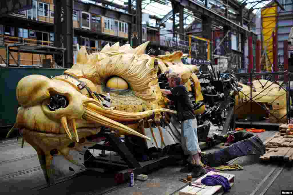 A man works on &quot;Long Ma&quot;, a creation by La Machine production company, during a media visit to &quot;A Journey to Nantes&quot; (Le Voyage a Nantes) art festival in Nantes, France, June 30, 2015.