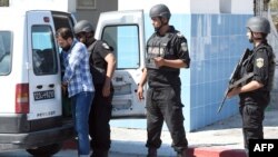 Polisi Tunisia melakukan pemeriksaan terhadap sebuah kendaraan di ibukota Tunis (foto: dok).