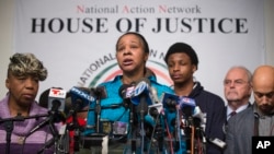백인 경관에게 목이 졸려 숨진 에릭 가너의 아내(가운데)와 어머니(왼쪽)가 3일 미국 뉴욕의 '국민 행동 네트워크' 본부에서 기자회견을 가지고 있다. 