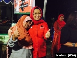 Yuni Satia Rahayu (baju merah), yang percaya pemilih perempuan lebih dapat diandalkan. (Foto:VOA/ Nurhadi)