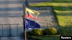 Флаги Литвы и Евросоюза у штаба литовских пограничников