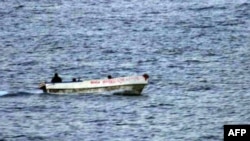 Hải tặc Somalia trên một chiếc thuyền nhỏ trong vùng biển quốc tế ngoài khơi bờ biển Somalia