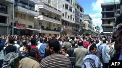 Người biểu tình chống chính phủ tụ tập tại thành phố duyên hải Banias, ngày 6/5/2011. Banias đã trở thành trung tâm của các cuộc biểu tình phản đối Tổng thống Bashar al-Assad