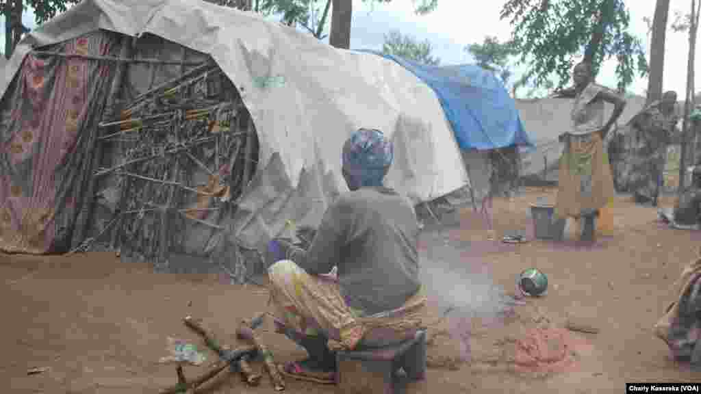 Des femmes déplacées dans l&#39;un des camps à Oicha, Nord-Kivu, VOA/Charly Kasereka