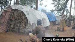 Des femmes déplacées dans l'un des camps à Oicha, Nord-Kivu, VOA/Charly Kasereka