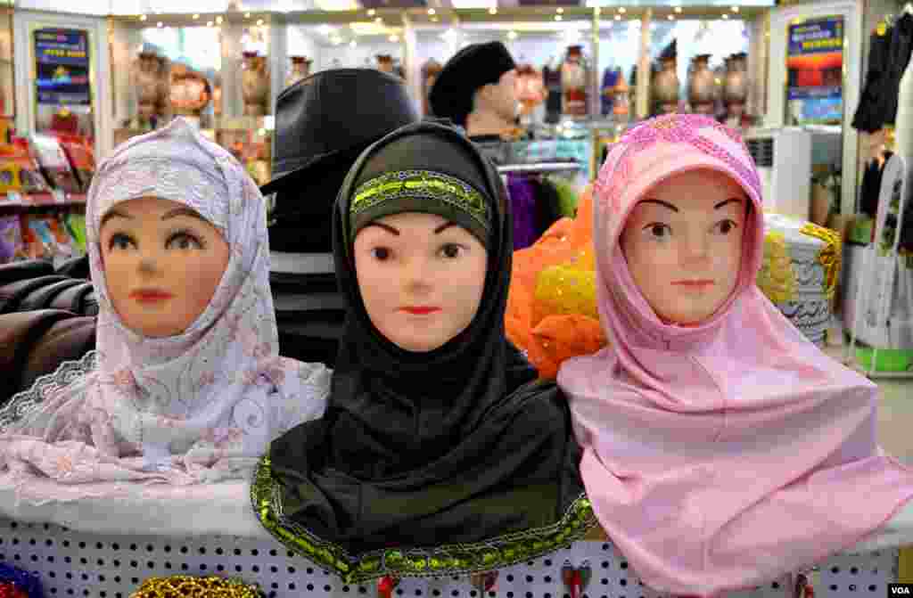 Tesiste bulunan Hui Müzesi dükkanı, türbanları vitrine koymuş. Buna karşılık Hui kadınları giyim kuşam konusunda daha serbest, hatta kadınlar imam bile olabiliyor. (Stephanie Ho/VOA)