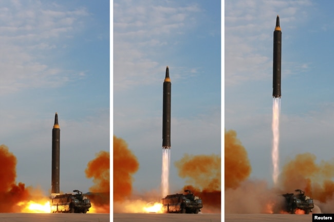Một phi đạn Hwasong-12 được phóng đi trong một bức ảnh ghép không đề ngày tháng do Thông tấn xã trung ương Triều Tiên (KCNA) công bố vào ngày 16 tháng 9, 2017.
