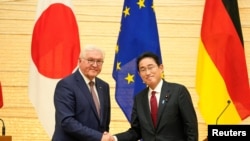 德国总统施泰因迈尔2022年11月1日访问日本，同日本首相岸田文雄握手。（路透社照片）