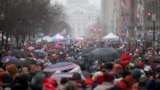 Mbështetësit presin përpara stadiumit të mbyllur "Capital One Arena" për të ndjekur fjalimin e Presidentit të zgjedhur Donald Trump, në Uashington (19 janar 2025)