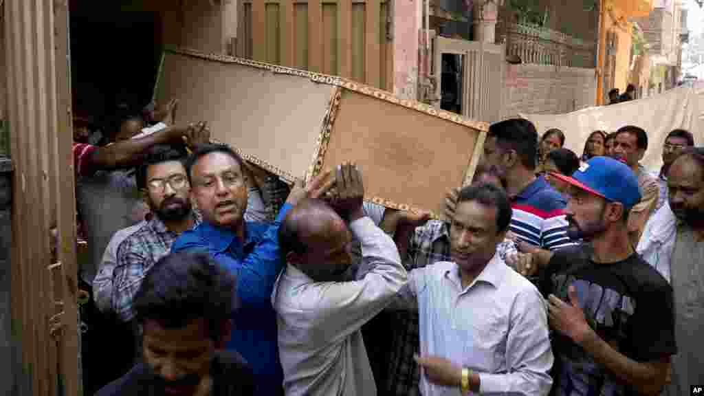 Des hommes transportent le cercueil de Sahil Pervez à Lahore, au Pakistan, le 27 mars 2015.