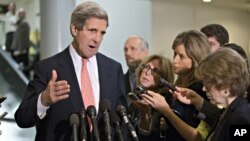 John Kerry, presidente del Comité de Relaciones Exteriores del Senado, habla con la prensa tras la audiencia a puerta cerrada.