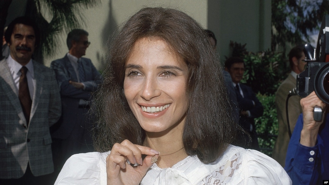 Theresa Saldana sobrevivió al ataque de un hombre que se obsesionó con ella en 1982. El hombre fue sentenciado por intento de asesinato.