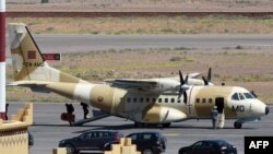 Un avion militaire arrive de la capitale marocaine Rabat à l'aéroport de Ouarzazate le 5 avril 2015.