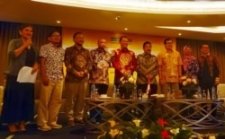 Ketua MPR RI Bambang Soesatyo (tengah) bersama Komisioner Komnas Perempuan Khariroh Ali (kedua dari kanan) dan Direktur Riset Setara Institute Halil (kedua kiri) saat menggelar diskusi di Jakarta, Senin, 11 November 2019. (Foto: Sasmito Madrim/ VOA)